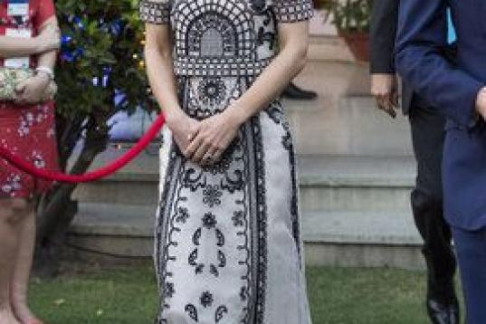 En una fiesta por la celebración del 90º cumpleaños de la reina Isabel II, en Nueva Delhi