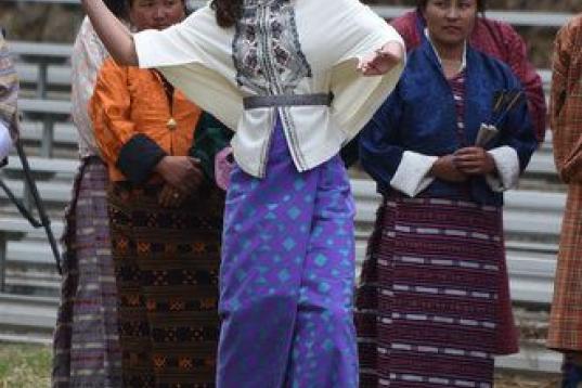 En unos juegos de dardos y tiro con arco en Timphu, Bután