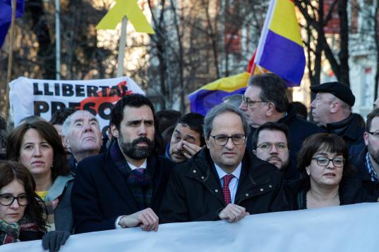 El presidente catalán, Quim Torra, concentrado ante el Supremo. 