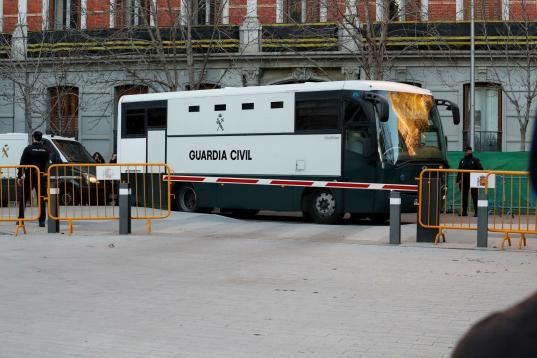 Autobús especial de la Guardia Civil para traslado de presos, llegando al Supremo. 