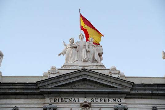 La bandera española, coronando el edificio del Supremo, esta mañana. 