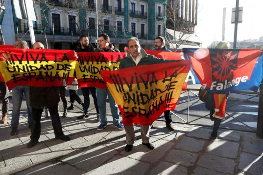 Manifestantes "por la unidad de España", ante el Tribunal. 