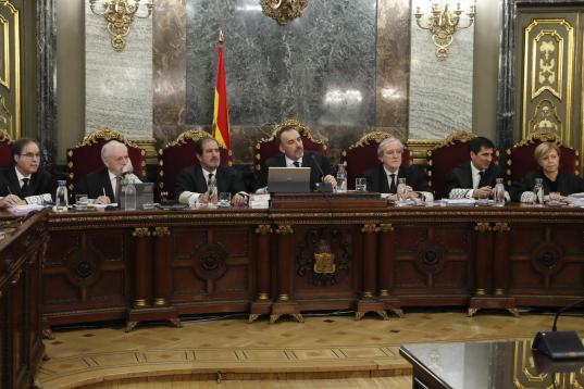 El presidente del tribunal y ponente de la sentencia, Manuel Marchena (centro), junto a los demás magistrados. 