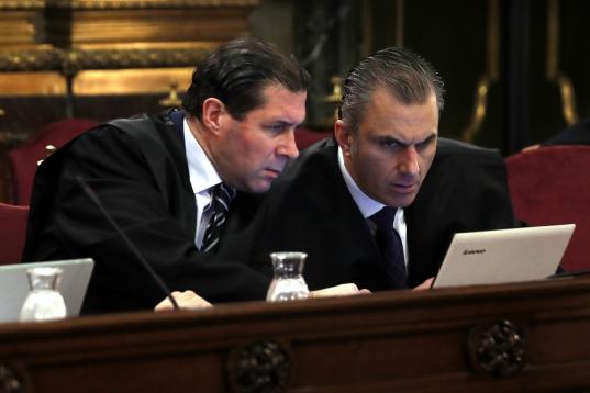 El secretario general de Vox, Javier Ortega Smith (derecha), y el vicesecretario jurídico de Vox, Pedro Fernández (izquierda), que ejercen la acusación popular. 