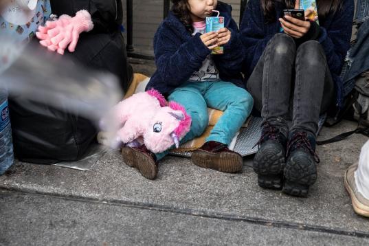 Solicitantes de asilo esperan a las puertas del Samur Social en Madrid, sin un lugar al que ir. 