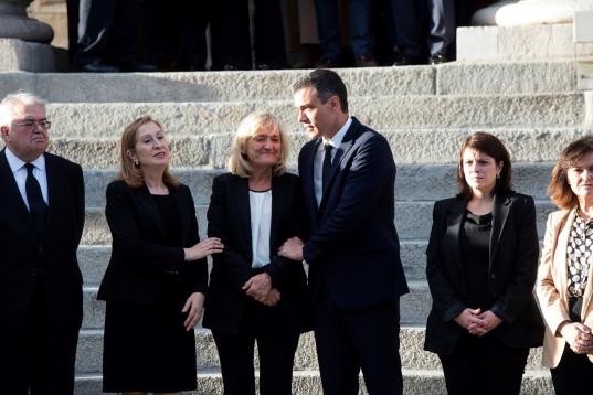 El presidente del Gobierno y la presidenta del Congreso consuelan a la viuda, Pilar Goya.