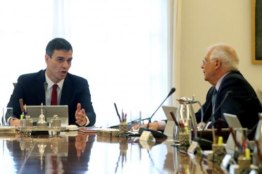 El presidente del Gobierno, Pedor Sánchez, y el ministro de Exteriores, Josep Borrell.