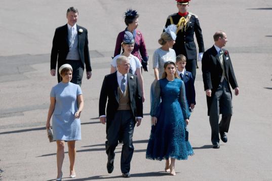 Las princesas Beatriz y Eugenia junto a otros miembros de la familia real