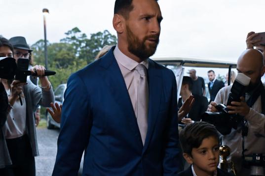 Leo Messi junto a su hijo Thiago.