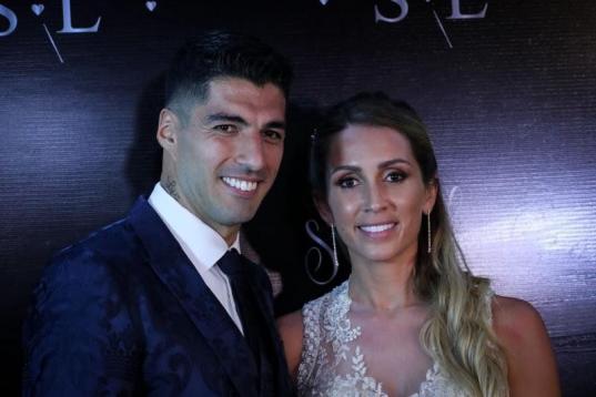 El futbolista del Barcelona Luis Suárez junto a su esposa Sofía Balbi