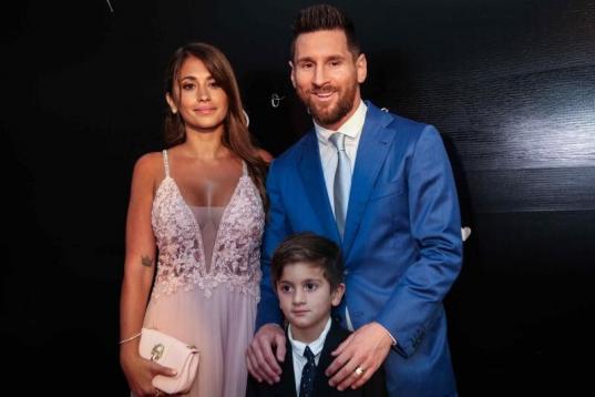 Leo Messi junto a su hijo Thiago y su mujer, Antonella Roccuzzo.