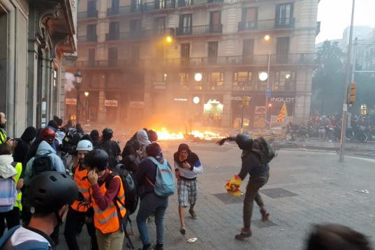Cascos, fuego y enfrentamientos por quinto día en Barcelona