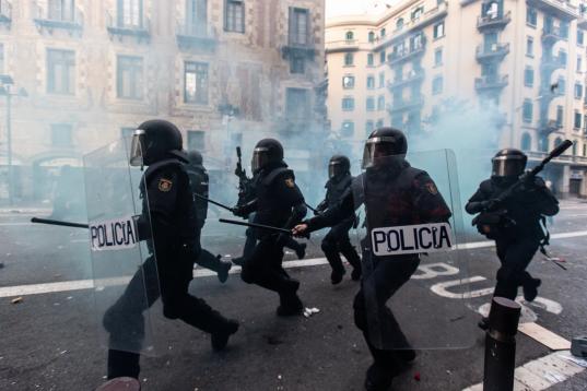 La policía carga contra los manifestantes en Vía Laietana. Resultado: tres detenidos y un agente herido