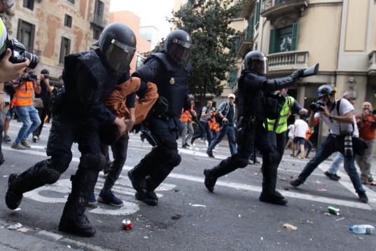 La Policía Nacional detiene este viernes en Barcelona a un joven durante las protestas que se están produciendo ante la comisaría de Via Laietana en respuesta a la sentencia del 'procés'