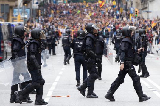 Agentes antidisturbios durante las protestas que se han producido este viernes ante la comisaría de la Policía Nacional de Via Laietana, en Barcelona