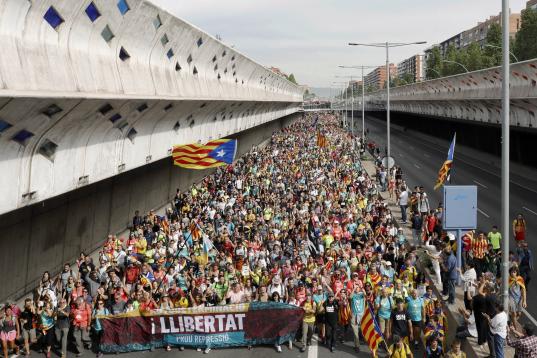 La Gran Vía de Barcelona, repleta de manifestantes este viernes en Barcelona. Es la entrada a la capital catalana de una de las marchas por la libertad convocadas por Òmnium Cultural y la Asamblea Nacional Catalana para protestar contra la sen...