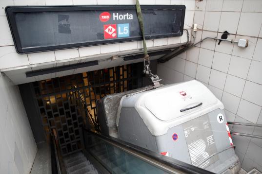 Algunos manifestantes han boicoteado los accesos al metro de Barcelona. En la parada de Horta, dos contenedores de basura impiden la apertura de la boca.