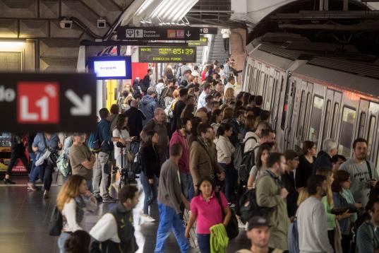 Pasajeros del metro de Barcelona este viernes. El suburbano, al igual que los autobuses, operan con unos servicios mínimos del 50%