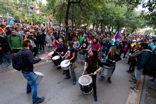 Centenares de personas convocadas por los CDR han emprendido este viernes desde Casteldefels una sexta marcha por la libertad hasta Barcelona, a unos 25 kilómetros.