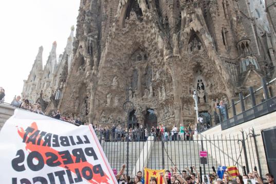 Centenares de personas protagonizan una protesta ante la Sagrada Familia de Barcelona, que ha cerrado este viernes por las manifestaciones