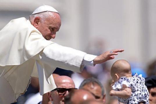 Pope Francis blesses a baby during his weekly general audience at St Peter's square on June 10, 2015 at the Vatican.  AFP PHOTO / FILIPPO MONTEFORTE        (Photo credit should read FILIPPO MONTEFORTE/AFP/Getty Images)