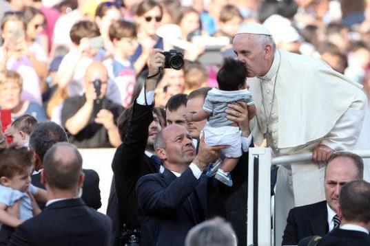 VATICAN CITY, VATICAN - JUNE 14:  Pope Francis greets a baby as he arrives in St. Peter's Square for a meeting with the Roman Diocesans on June 14, 2015 in Vatican City, Vatican. The Pontiff invited everyone to pay attention to environmental iss...