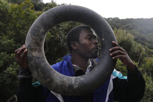 Ibrahim, de Camerún, infla un flotador hecho a mano en su escondite en las montañas alrededor de Ceuta. 