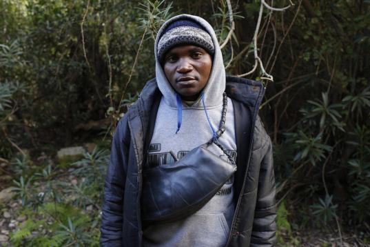 Gabriel, de Camerún, posa con un flotador casero en su escondite en las montañas de Ceuta.