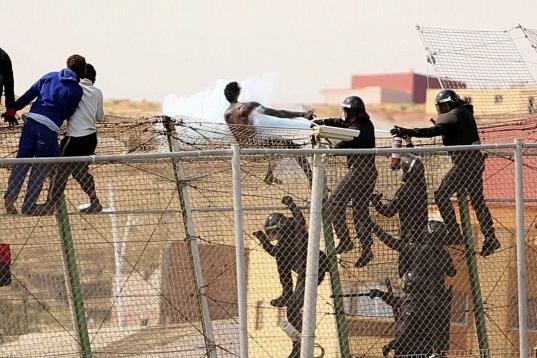 Unos 150 subsaharianos han estado subidos durante más de seis horas a una de las vallas que componen el perímetro fronterizo de Melilla. 