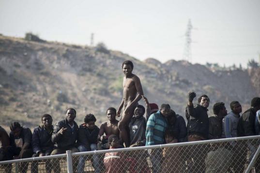 Unos 150 subsaharianos han estado subidos durante más de seis horas a una de las vallas que componen el perímetro fronterizo de Melilla. 