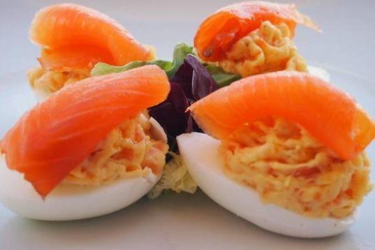 Lleva huevos, salmón ahumado, manzana verde, mahonesa, mostaza, vinagre, sal y pimienta.

Puedes encontrar la receta en Cookpad o puedes ver el vídeo en YouTube.
