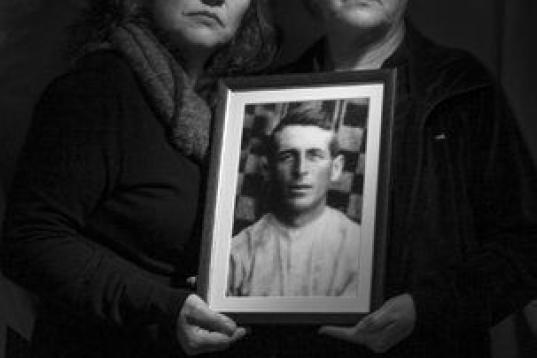Adelita Parra Hermoso (izquierda, nieta) y Adelia Hermoso Santos (derecha, hija), sujetan la fotografía de Baldomero Durán Vázquez, asesinado en el Real de la Jara (Sevilla) el 28 de agosto de 1936 por aplicación de bando de guerra. Se d...