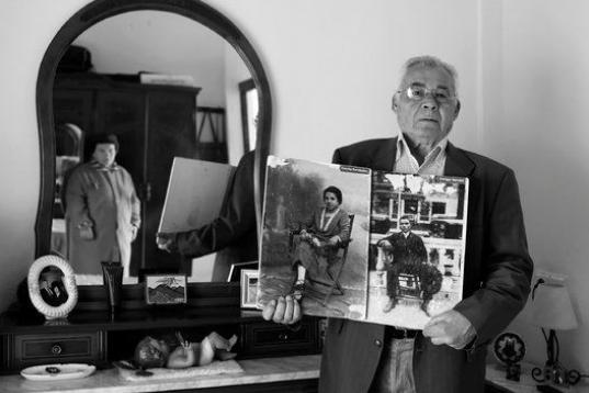 Antonio Narváez Hernández (hijo de los desaparecidos), sostiene dos fotos en una habitación de su casa. En ellas aparece a la izquierda Enrique Narváez Borrego, quien falleció en Marchena (Sevilla), el 21 de julio de 1936 cuando se le a...