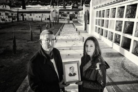 Cristóbal Espinosa Guerrero, con su hija María en el Cementerio de Teba, Málaga. Se encuentran junto a la fosa común donde se exhumaron los restos de 151 víctimas de la Guerra Civil, entre los que se encontraba el tío de Cristóbal,...