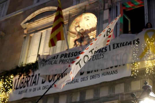 Pancarta en apoyo a los presos en el Balcón del Palau