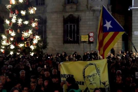 Cerca de un millar de independentistas se concentran en la plaza de Sant Jaume de Barcelona en apoyo al presidente de la Generalitat, Quim Torra