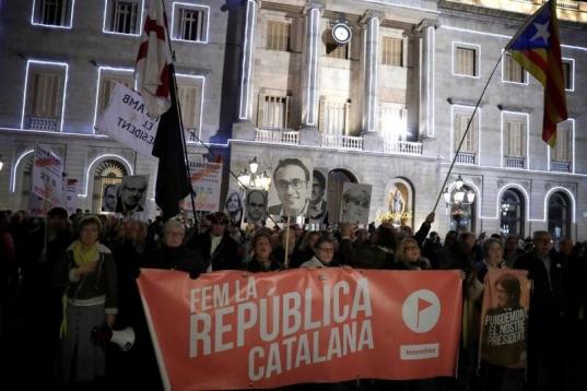 Cerca de un millar de independentistas se concentran en la plaza de Sant Jaume de Barcelona en apoyo al presidente de la Generalitat, Quim Torra