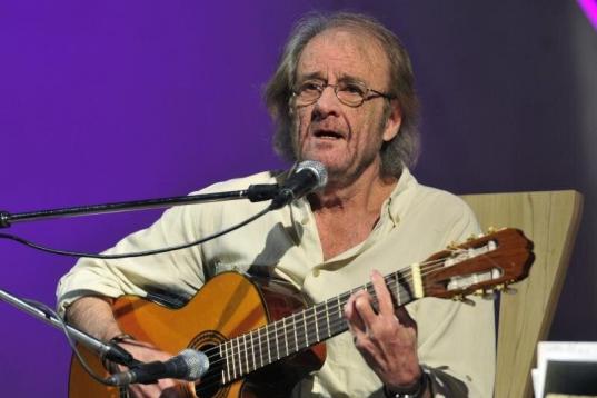 El cantautor Luis Eduardo Aute, referente de la música española, falleció el 4 de abril a los 76 años en un hospital de Madrid, víctima del coronavirus.