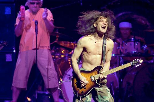 El guitarrista y estrella del rock duro falleció el 6 de octubre a los 65 años víctima de un cáncer de garganta contra el que llevaba cerca de una década batallando.