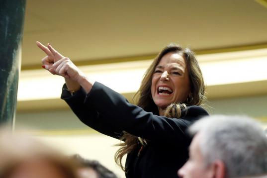 La diputada del PP, Teresa Jiménez Becerril, grita desde su escaño durante una de las intervenciones del candidato a la Presidencia del Gobierno.