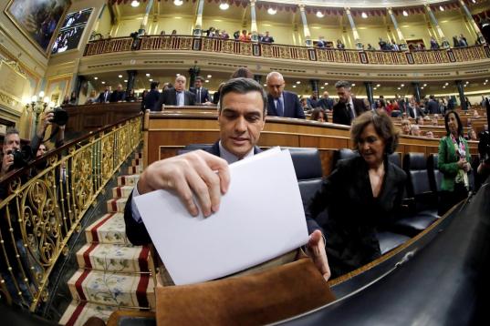 Pedro Sánchez saca de su cartera el discurso de investidura.
