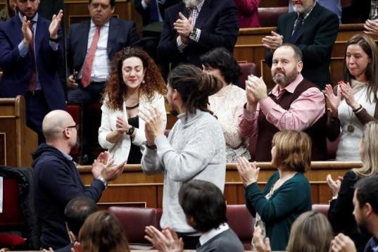 La diputada de En Comú Podem Aina Vidal, aplaudida por sus compañeros después de que Pablo Iglesias agradeciera en su intervención en el Congreso su asistencia en la tercera jornada de la sesión de investidura ...