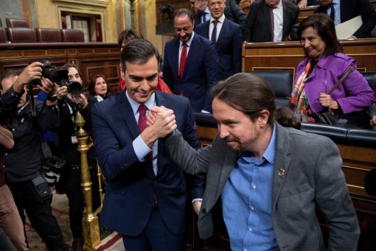 Pedro Sánchez y Pablo Iglesias celebran su victoria parlamentaria.
