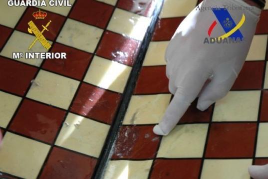 Agentes de la Guardia Civil y de Vigilancia Aduanera intervinieron en 2010 más de 4 kilos de cocaína camuflados en tableros de ajedrez y cuentos infantiles.