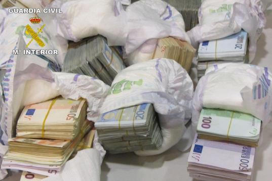 En mayo de 2013, la Guardia Civil intervieno en El Prat más de 200.000 euros ocultos en pañales de bebé