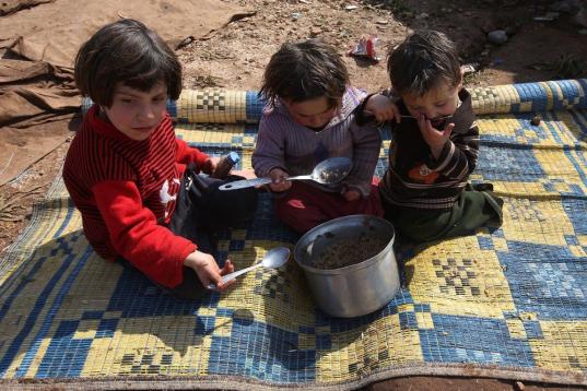 De los que un millón de menores viven en las zonas de Siria que están en estado de sitio o en las que el acceso de la ayuda humanitaria es difícil debido a la violencia continuada, según UNICEF.