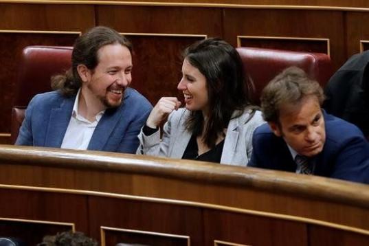 El secretario general de Podemos, Pablo Iglesias, y la número dos de la formación morada, Irene Montero (c)