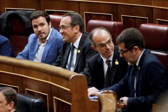Los diputados electos de JxCAT en prisión preventiva Josep Rull, Jordi Sànchez (d) y Jordi Turull (2d), junto al diputado de Unidas Podemos Alberto Garzón
