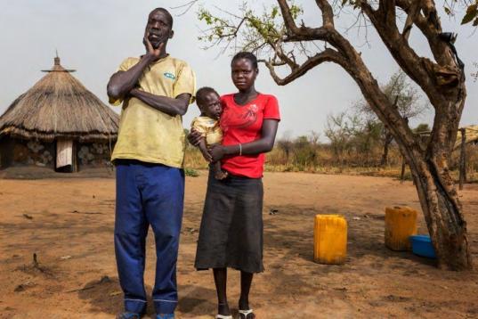 Helen, 16, junto a su marido Jade, de 50, junto a su casa en Juba. Se casaron el año pasado. Ella afirma que hubiera preferido seguir en la escuela que casarse pero su familia no podía pagar su educación. 