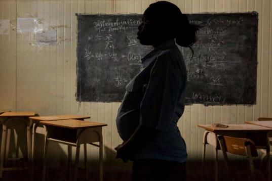 Una estudiante embarazada en la escuela secundaria de Juba. El colegio no permite que las embarazadas asistan a clase, pero hay profesores que les ofrecen clases para que puedan continuar con su formación. 